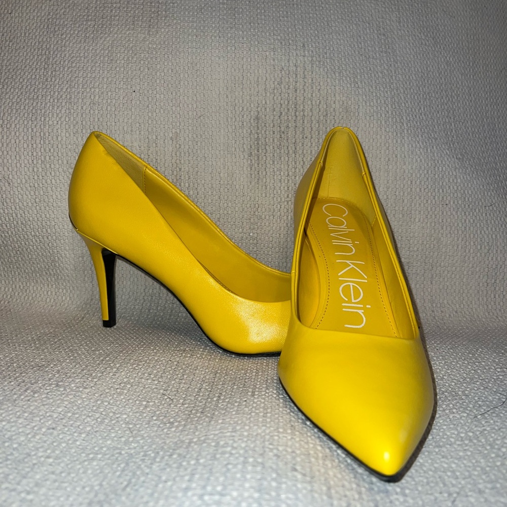 Calvin Klein yellow pumps size 9 NWT